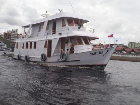 Expeditionsboot Cruzador auf voller Fahrt auf dem Roi Negro