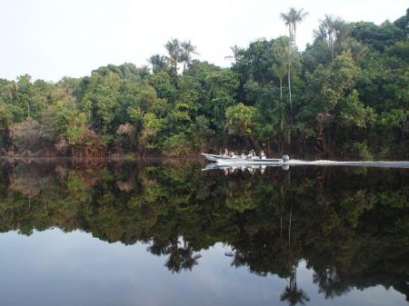 Ein Motorkanu mit Ausflugsgästen auf dem Rio Negro