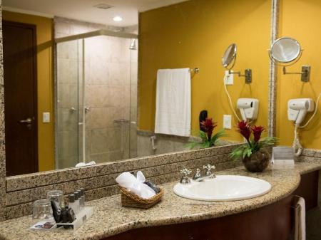 Deluxe Hotel Hotel Vila Gale Eco Resort de Angra All Inclusive Standard Apartment Bad