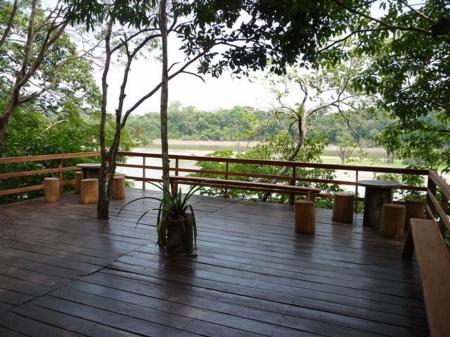 Juma Amazon Lodge große Holzterrasse mit Ausblick