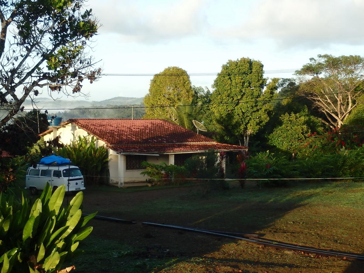 Ein VW-Bus und Gebäude vor der Pousada Fazenda Rio Negro in Nilo Pecanha