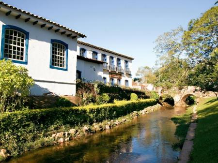 Flusslauf vor historischer Kulisse in Tiradentes