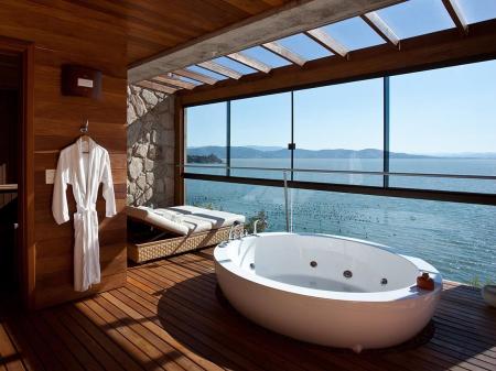 Resort Ponta dos Ganchos Zimmerbeispiel mit Badewanne und Meerblick