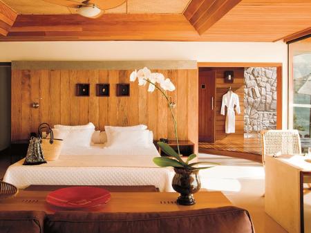 Doppelzimmer mit Holzmöbeln im Resort Ponta dos Ganchos