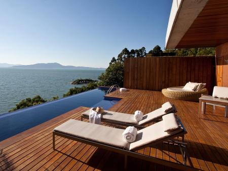 Liegen am Pool mit Blick aufs Meer im Resort Ponta dos Ganchos