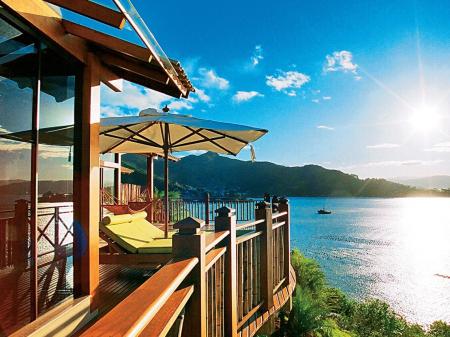 Sonnendeck mit Liegen mit tollem Blick im Resort Ponta dos Ganchos