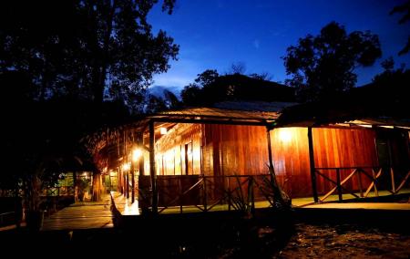 Beleuchtete Hütte der Amazon Tupana Lodge