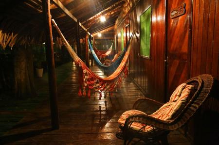 Amazon Tupana Lodge Flur mit Hängematten