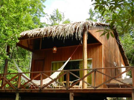 Hängematte vor Bungalow der Turtle Lodge im Amazonasgebiet