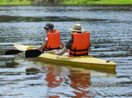 Gäste entdecken das Amazonasgebiet per Kajak zu Wasser