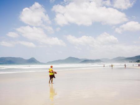 Der Sandstrand von Campeche, Florianópolis mit einem Lifeguard