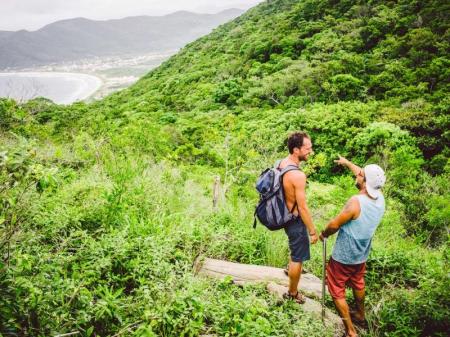 Wanderer auf dem Weg zum Strand von Lagoinha do Leste in Florianópolis, Südbrasilien