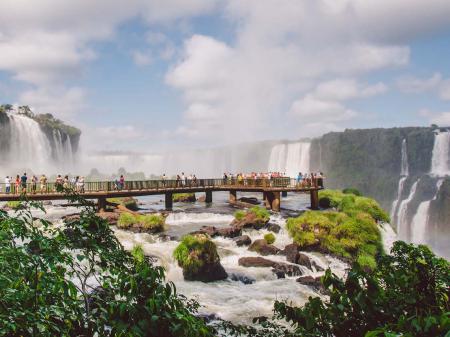 Steg zum Teufelsschlund auf der brasilianischen Seite der Wasserfälle in Foz do Iguaçu