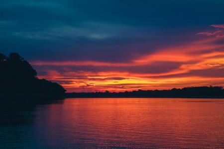 Sonnenuntergang in der Nähe der Uakari Lodge