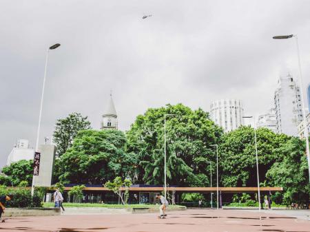 Skateboarder in einem Park in Sao Paulo