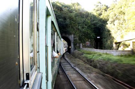 Zug fährt durch Tunnel