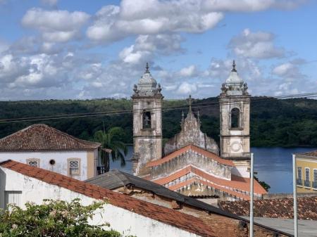 Aussicht von oben auf Kirche und Hinterland in Penedo 