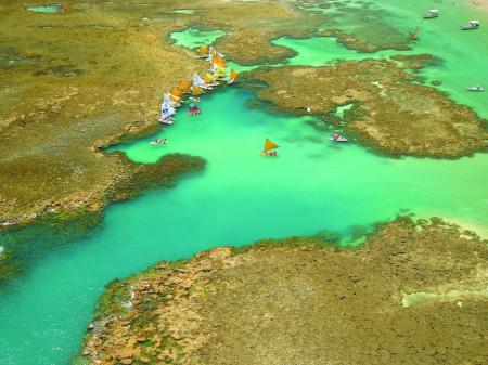 Luftaufnahme von Porto de Galinhas mit Korallenriff und Naturschwimmbecken