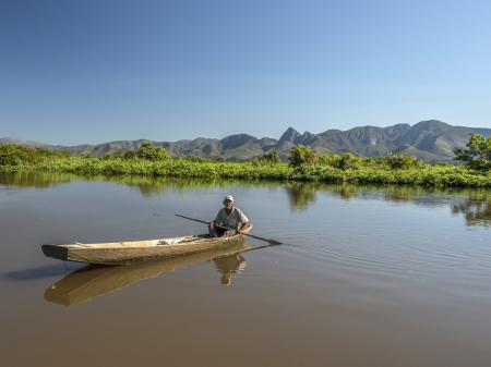 Mann im Boot unterwegs im Süd-Pantanal