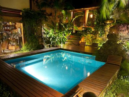 Romantischer Pool bei Nacht in der Pousada Casa Turquesa