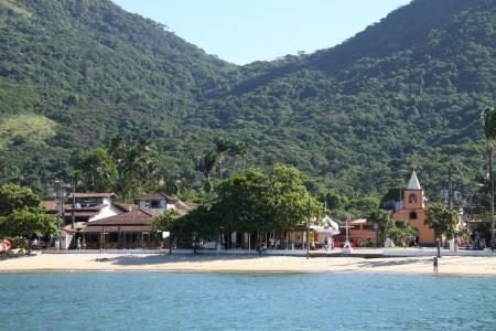 Sicht vom Meer auf den Ort Vila do Abraao auf der Ilha Grande