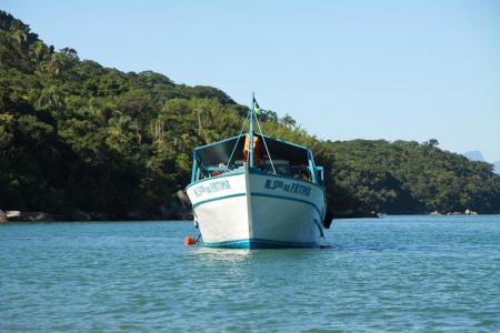 Boot auf dem Meer vor der Ilha Grande