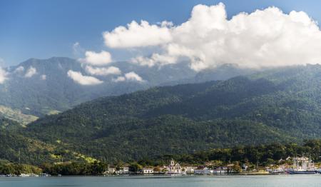 Sicht auf Paraty vom Meer aus vor der Kulisse der Serra do Mar und dem Atlantischen Regenwald