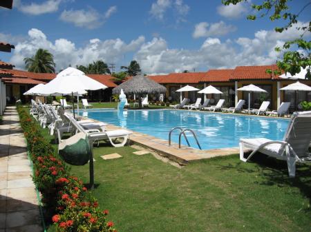 Pool mit Liegen im Hotel Golfinho in Cumbuco, Ceara - Brasilien
