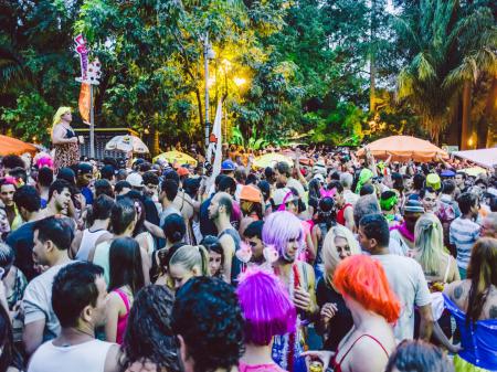 Bunte Szene im Straßenkarneval in Rio