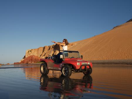 Ein begeisterter Gast in einem Buggy am Strand in Nordbrasilien