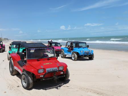 Per Buggy geht es direkt am Meer entlang