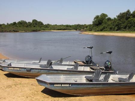 Boote zum Erkunden des Rio Negros im Süd-Pantanal