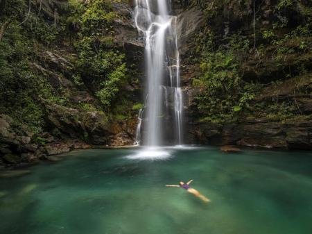 Wasserfall füllt Lagune zum Baden in der Chapada dos Veadeiros