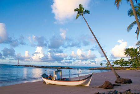 Einsames Holzboot am Strand in Itacare