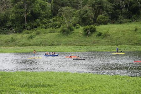 In Taboquinhas mit Schlauchbooten und Kajak auf dem Fluss unterwegs