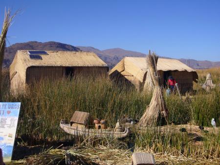 Unternehmen Sie einen Bootsausflug auf dem Titicaca See und entdecken Sie die Kultur der Uros in Peru