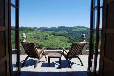 Zwei Liegestühle mit Weitblick der landestypischen Unterkunft Pousada Borghetto Sant Anna