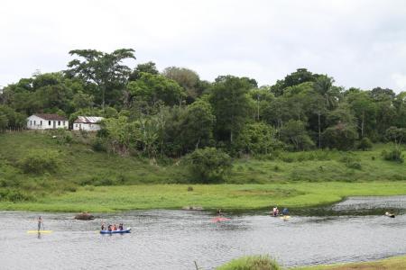 Rio de Contas und Rafting-Boote mit Atlantischem Regenwald im Hintergrund