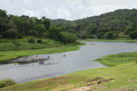 Panoramasicht auf den Rio de Contas und Rafting-Boote