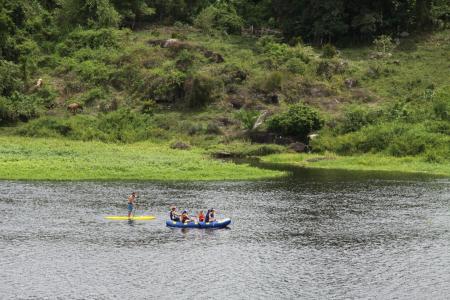 Ein Rafting-Boot und ein SUP-Board bei Taboquinhas 