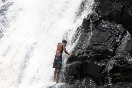 Baden unter einem Wasserfall in Taboquinhas 