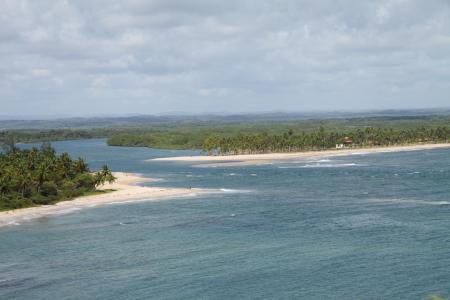 Blick von oben auf malerische Buchten in Bahia