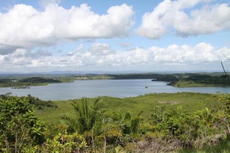 Blick von einer Anhöhe auf Atlantischen Regenwald und Lagune in Bahia