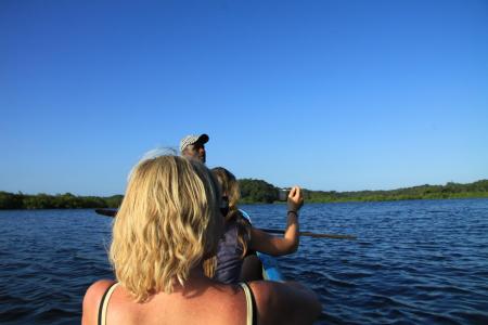 Fahrt im Einbaum in Bahia durch offene Mangroven