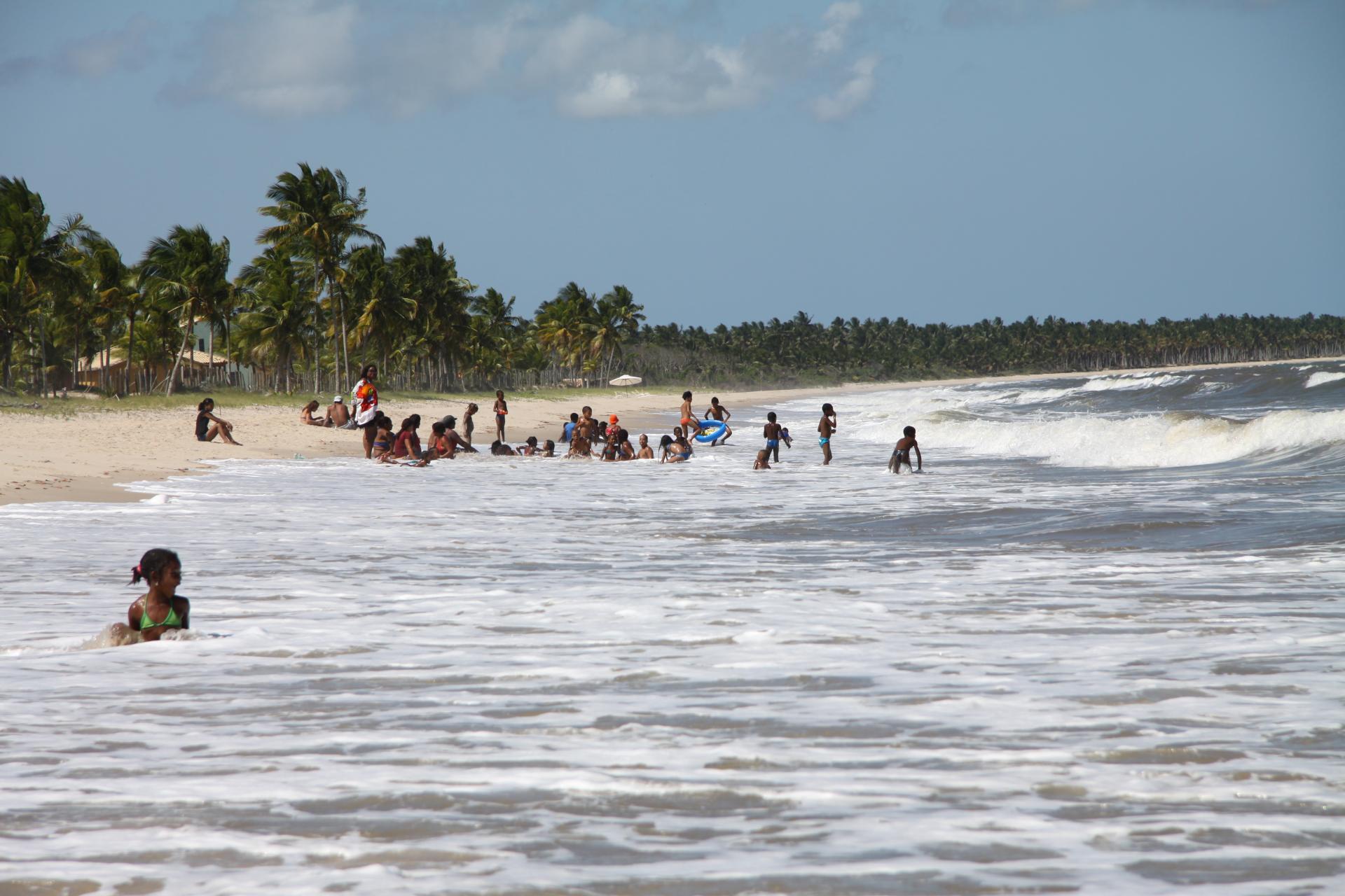 Tagestour Biketour von Pratigi bis Barra da Serinhaem (4h, privat): Menschen im Wasser am Pratigi-Strand