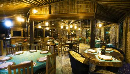 Das gemütliche Restaurant des Grajagan Surf Resort auf der Ilha do Mel