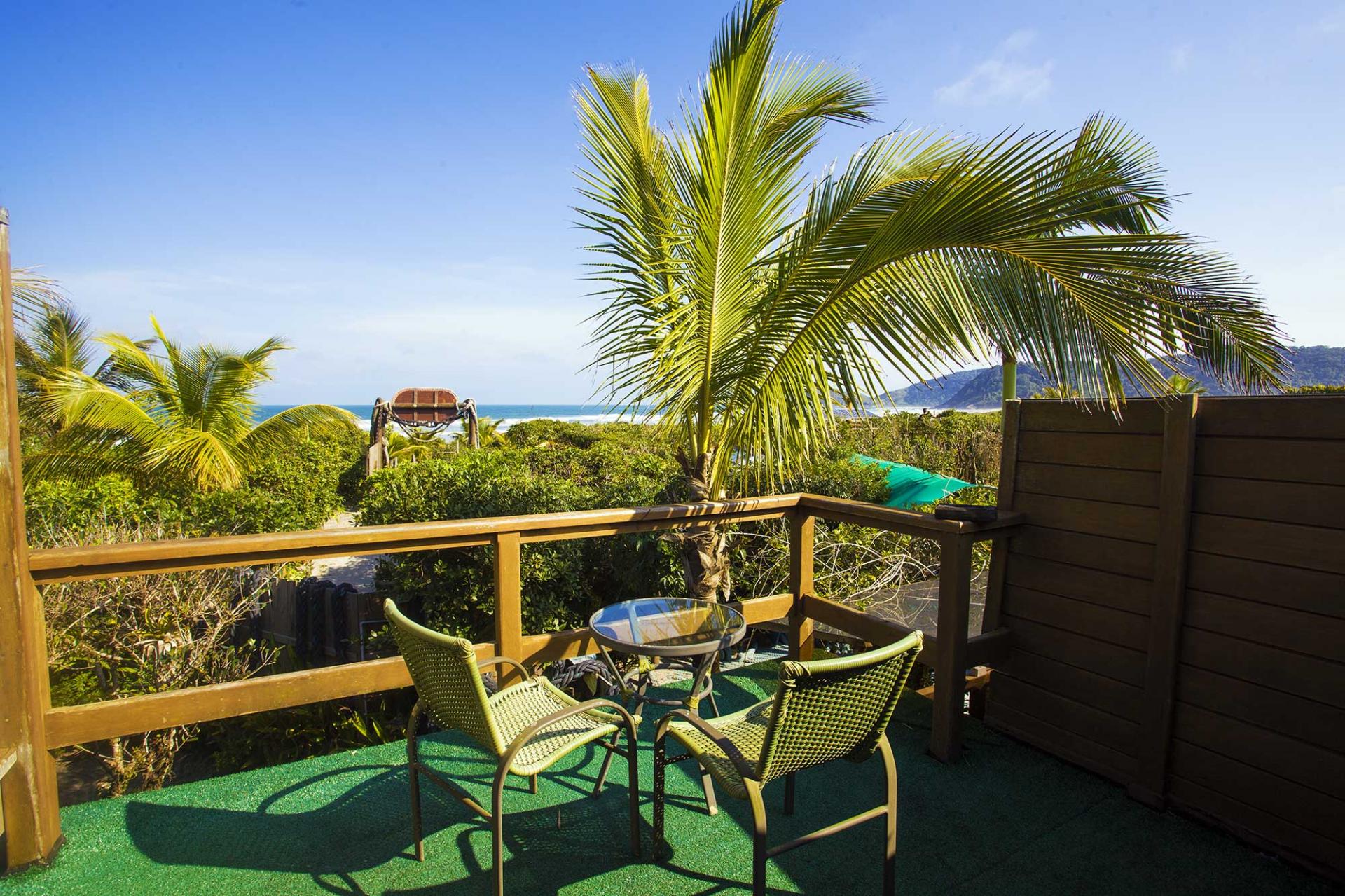 Aussicht vom Balkon im Grajagan Surf Resort auf der Ilha do Mel in Brasilien