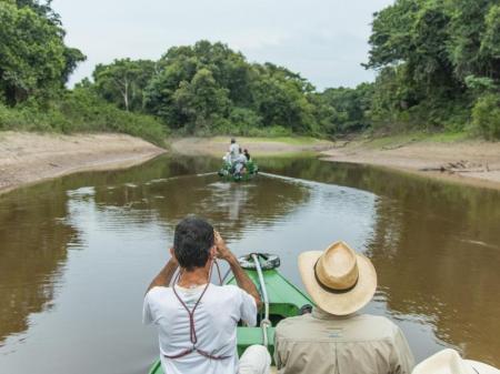 Bootsausflug auf einem Nebenfluss im Amazonas-Regenwald
