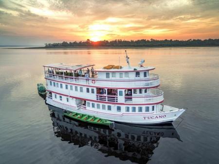 Die Tucano Motoryacht im Sonnenaufgang