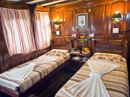 Kabine der Kategorie Yellow Stateroom mit 2 Einzelbetten